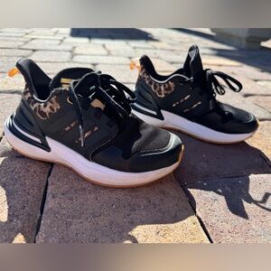 Very lightly used Kids Adidas size 11K Sneakers